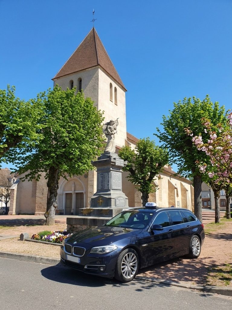 HMG AXI 71 stationné devant la façade de l église saint germain sur la commune de Gergy, en Saône et Loire