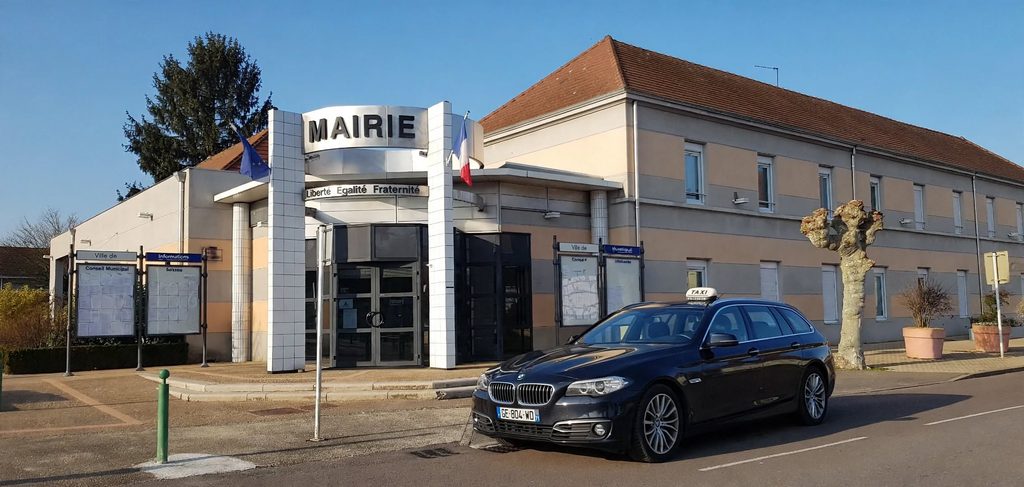 Taxi conventionné HMG TAXI 71 - BMW Série 5 Touring bleu marine immatriculée GE-804-WD 71 avec lumineux TAXI, stationné devant la mairie de Champforgeuil, 71530, Saône-et-Loire